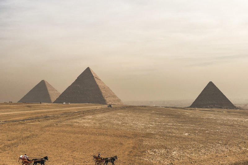 Sous l’ombre des pyramides : une journée à Gizeh